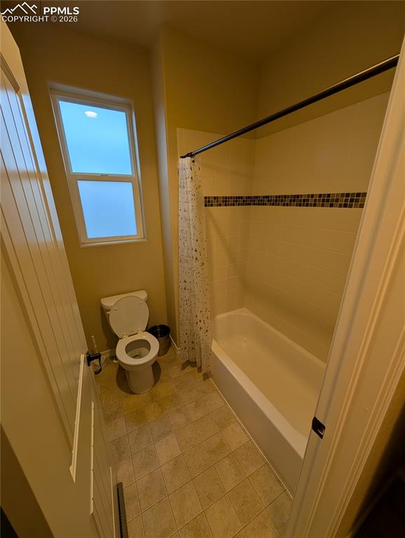 Image 17 of 35: Bathroom