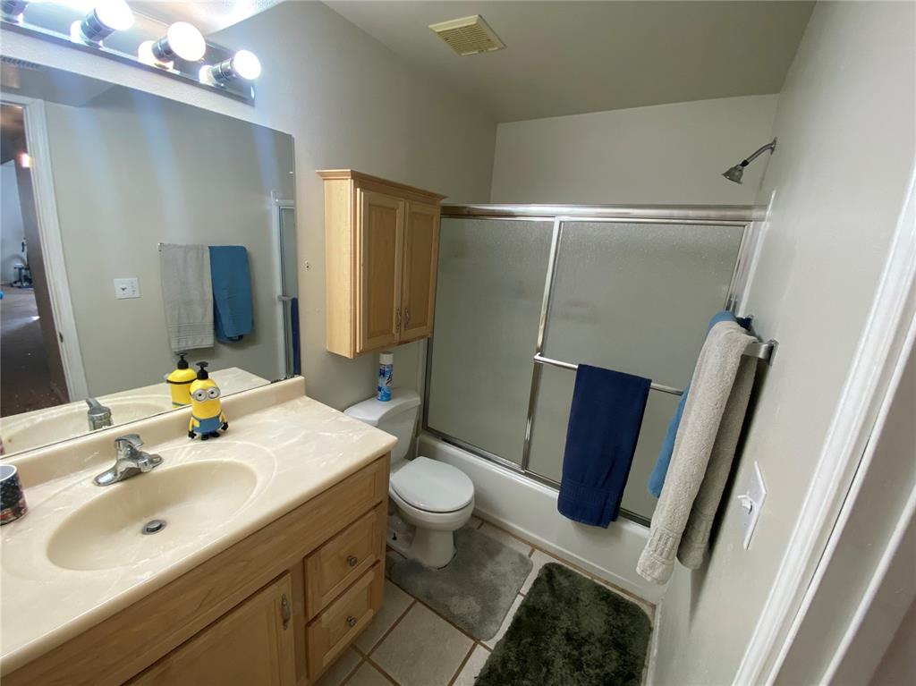 Image 11 of 13: Bathroom