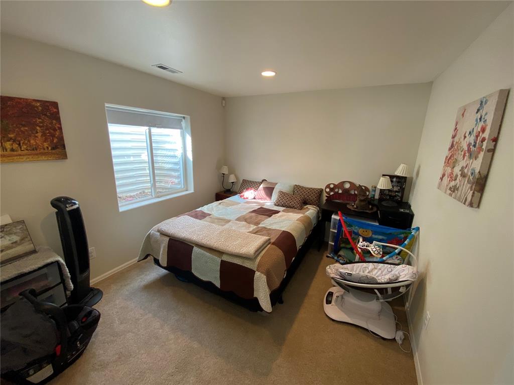 Image 12 of 13: Bedroom