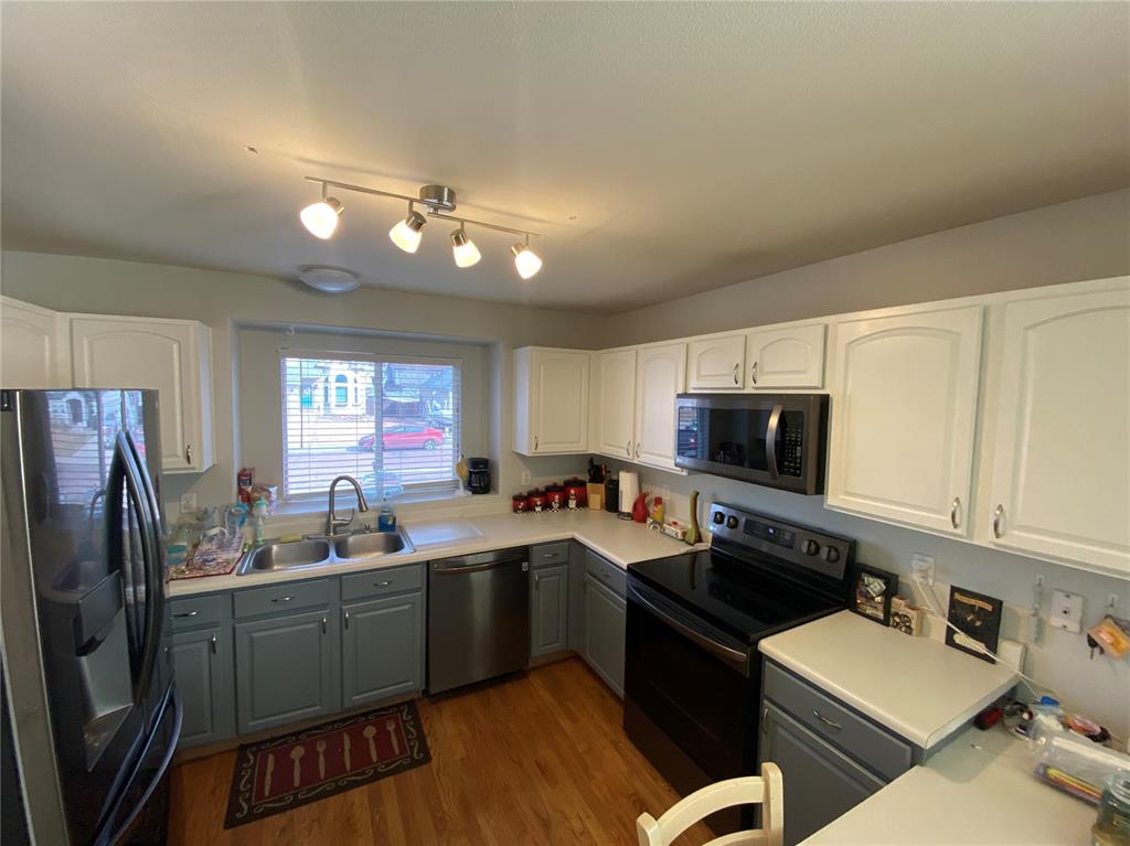Image 3 of 13: Kitchen