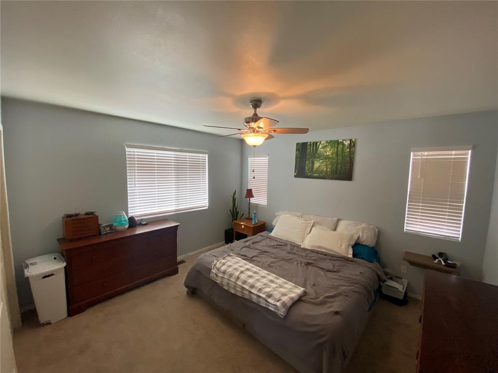 Image 5 of 13: Bedroom