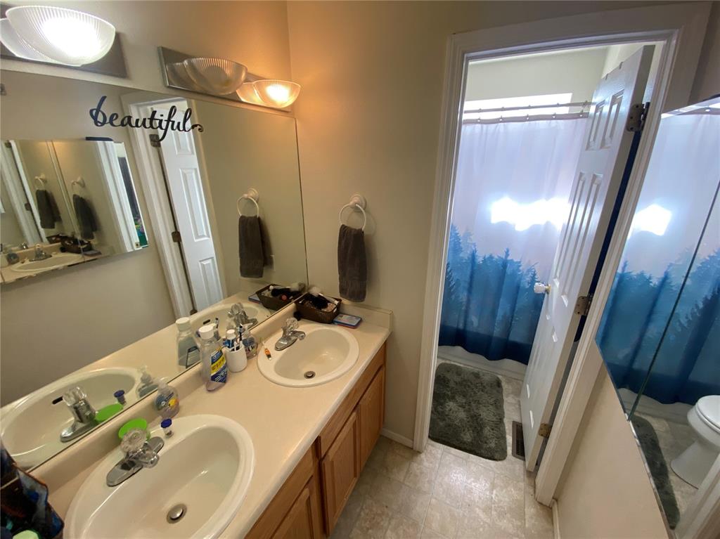Image 6 of 13: Bathroom