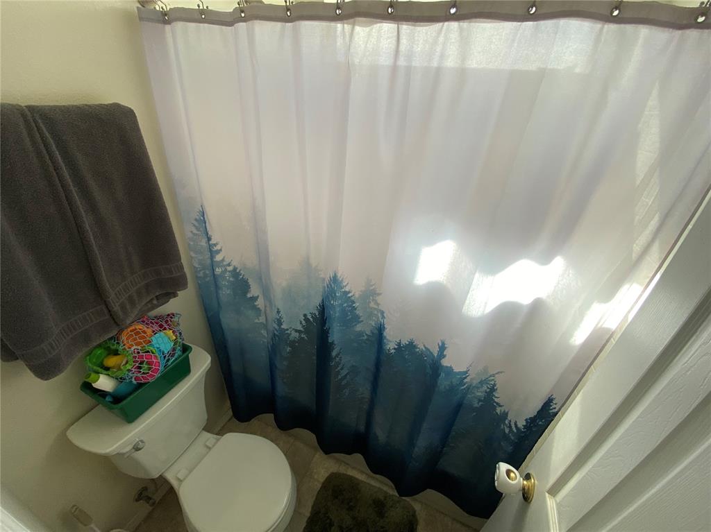 Image 7 of 13: Bathroom