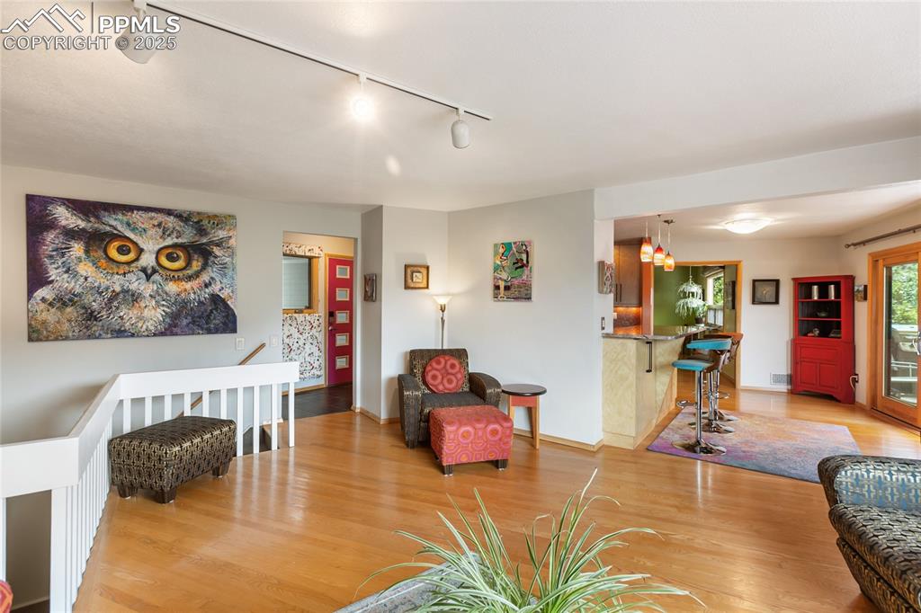 Image 18 of 40: Living Room