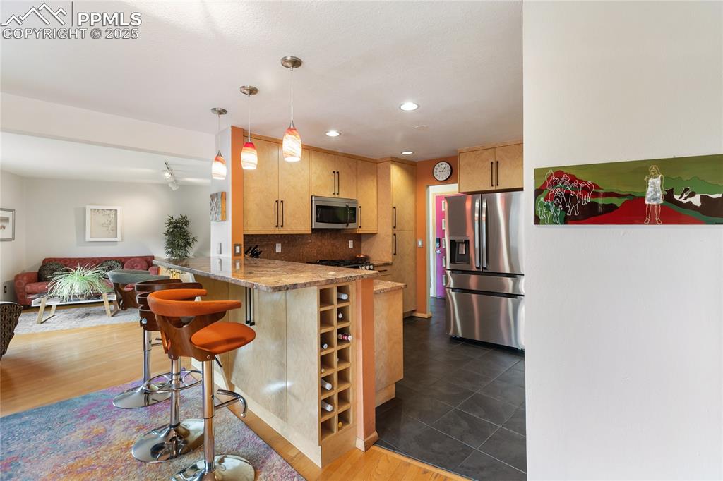 Image 20 of 40: Kitchen