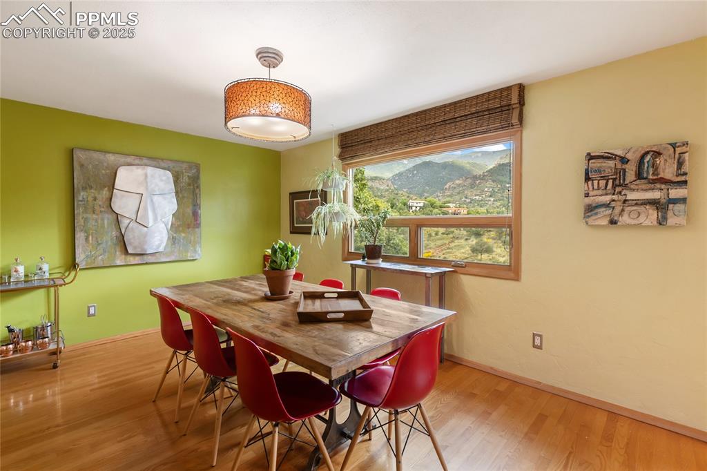 Image 22 of 40: Dining Area