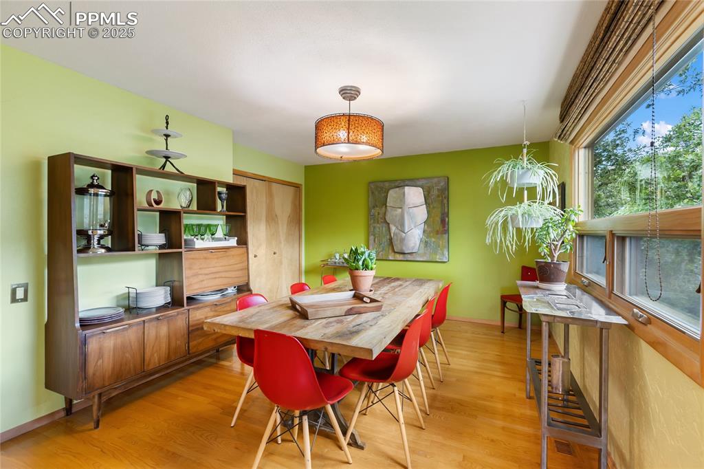 Image 23 of 40: Dining Area