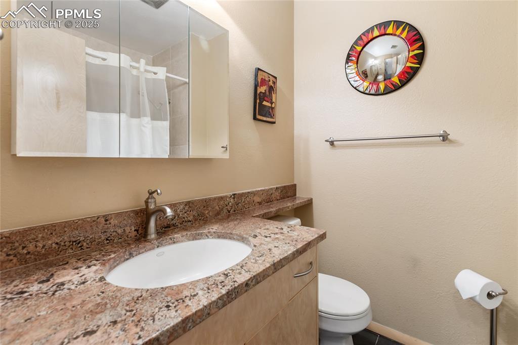 Image 25 of 40: Upstairs hall bath