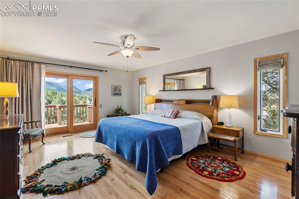 Image 28 of 40: Bedroom