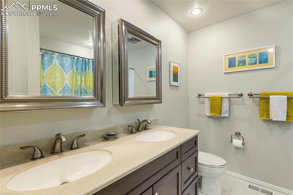 Image 29 of 40: Primary bath