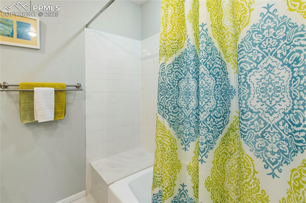 Image 30 of 40: Bathroom