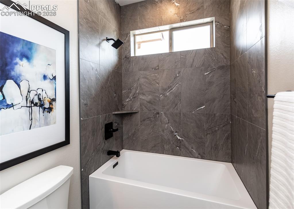 Image 10 of 50: Bathroom