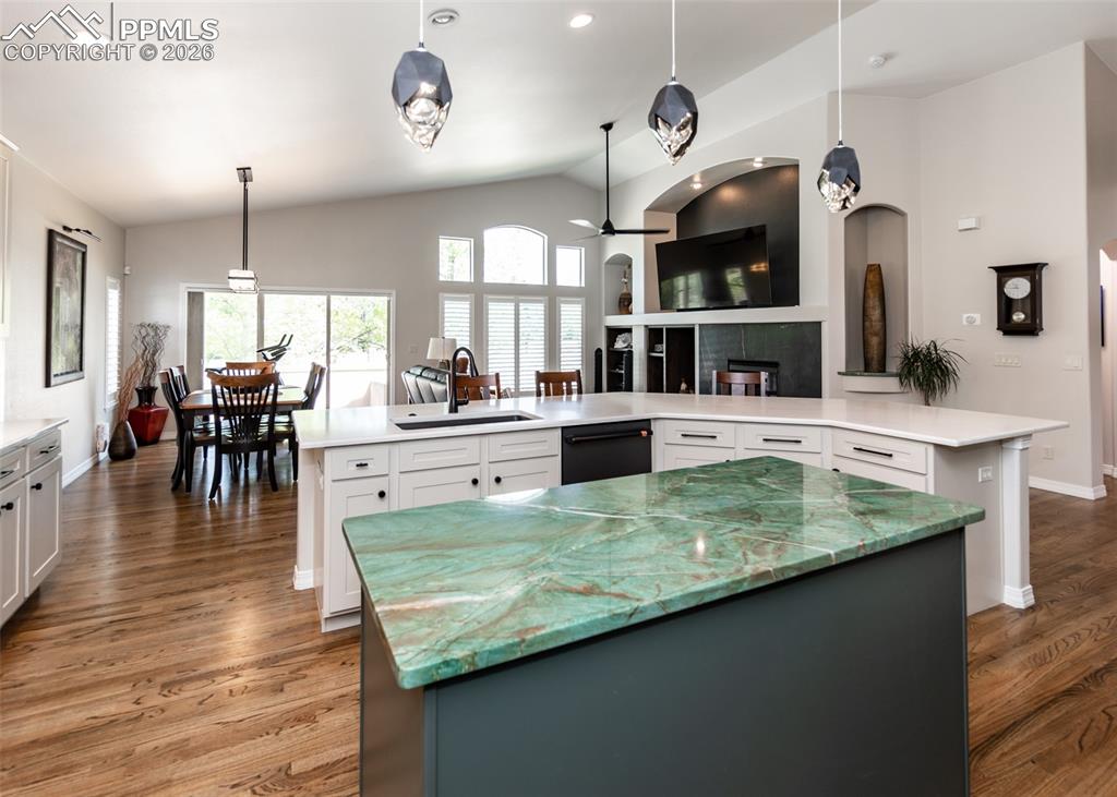 Image 16 of 50: Kitchen