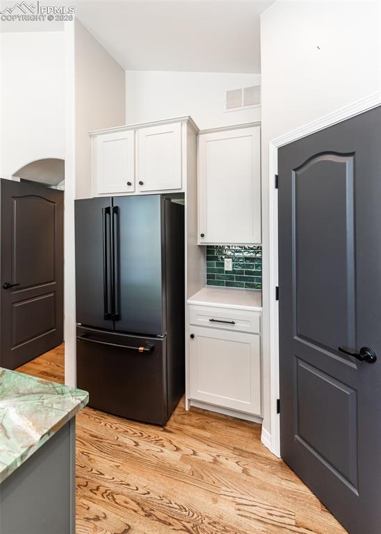 Image 18 of 50: Kitchen