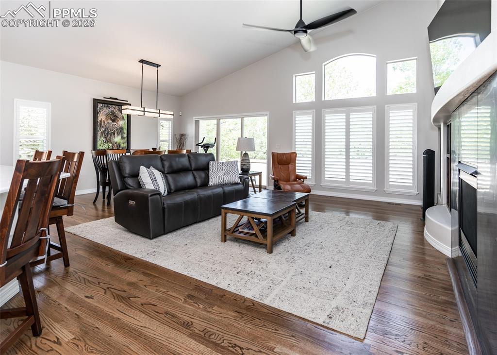 Image 21 of 50: Living Room