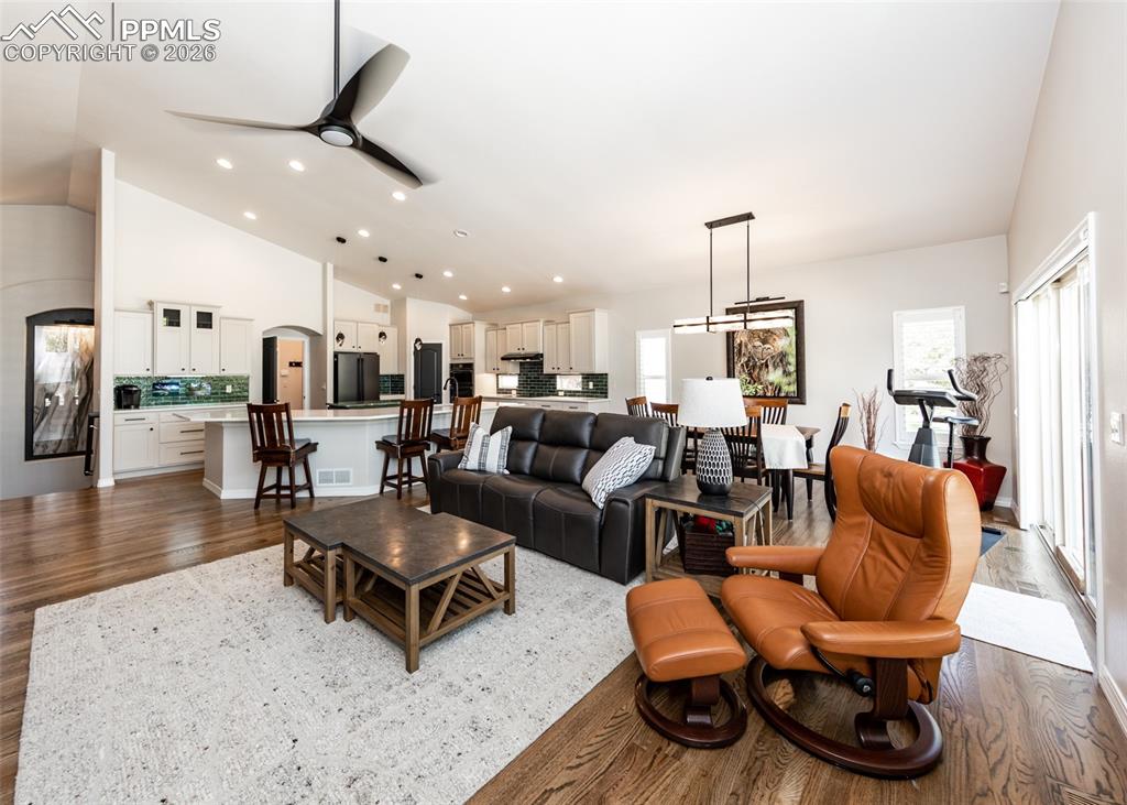 Image 22 of 50: Living Room