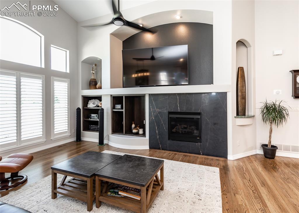 Image 23 of 50: Living Room