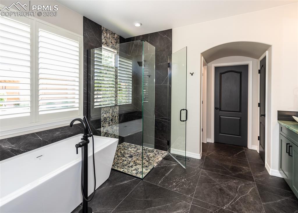 Image 27 of 50: Bathroom