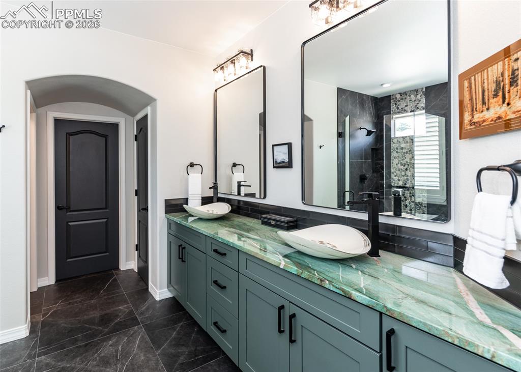 Image 28 of 50: Bathroom