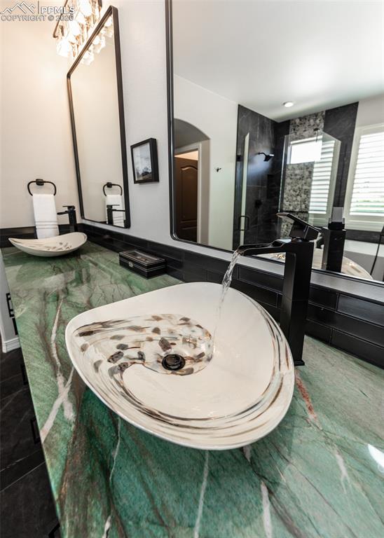 Image 29 of 50: Bathroom