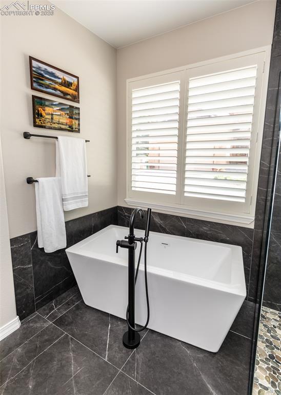 Image 30 of 50: Bathroom