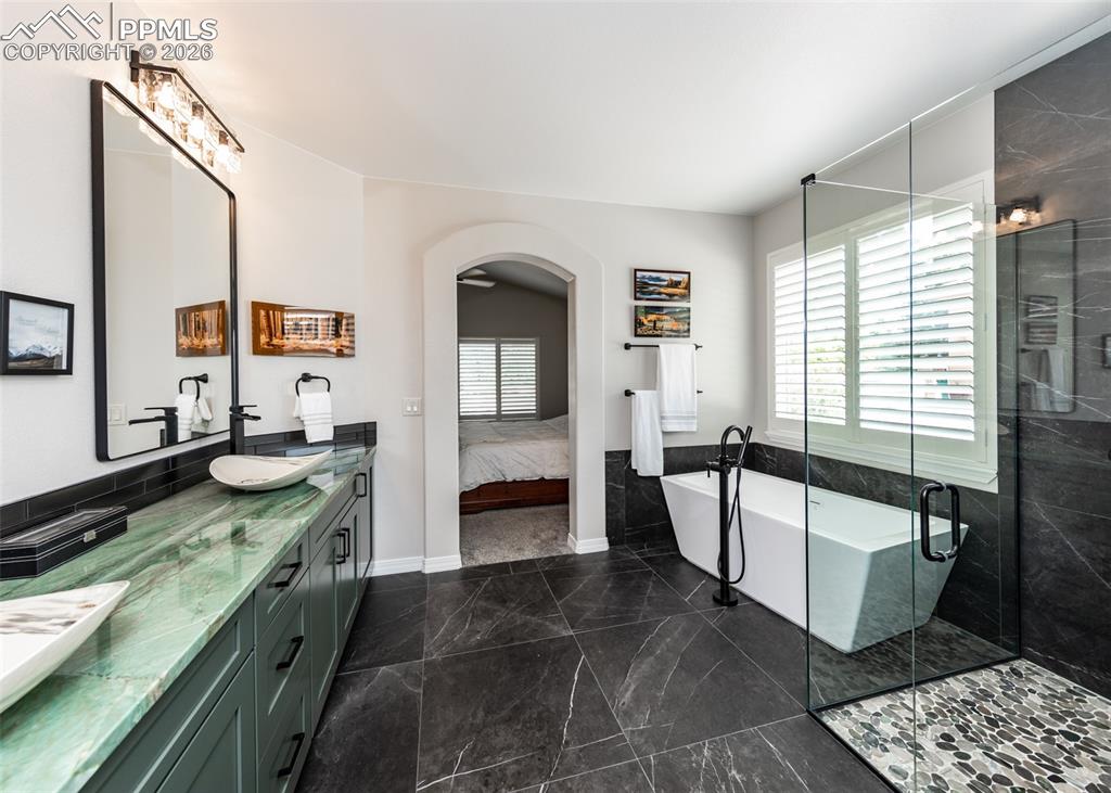 Image 33 of 50: Bathroom