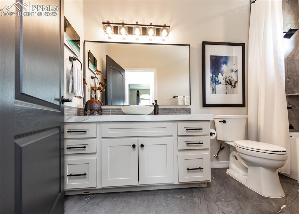 Image 8 of 50: Bathroom