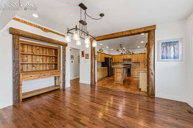 Image 10 of 50: Kitchen