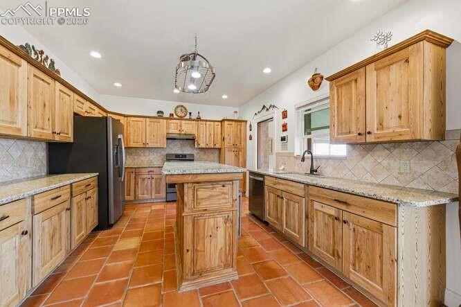 Image 11 of 50: Kitchen