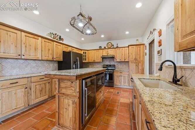 Image 12 of 50: Kitchen