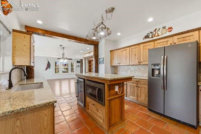 Image 13 of 50: Kitchen