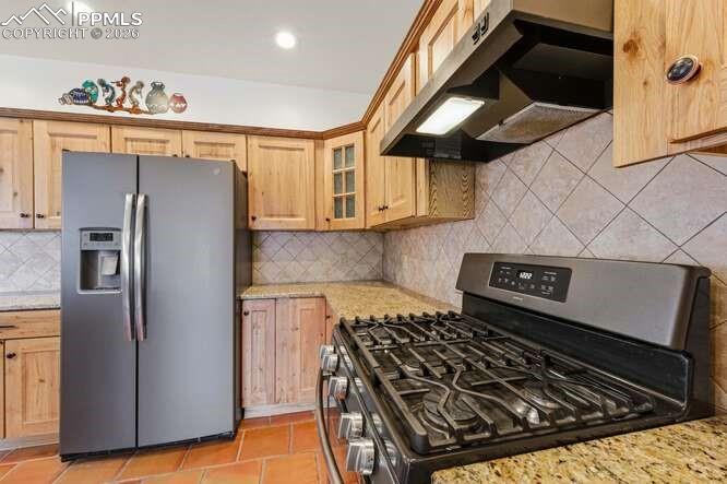 Image 14 of 50: Kitchen