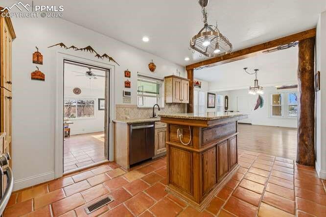 Image 15 of 50: Kitchen