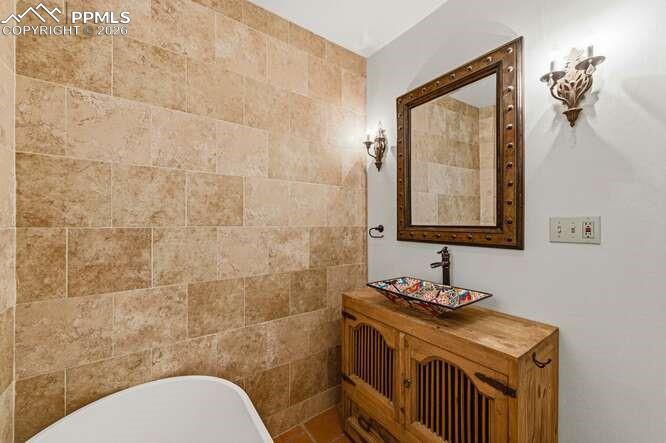 Image 21 of 50: Bathroom