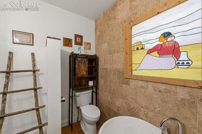 Image 22 of 50: Bathroom