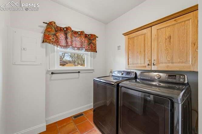 Image 25 of 50: Laundry