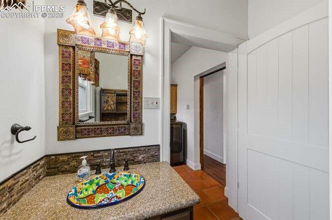 Image 27 of 50: Bathroom