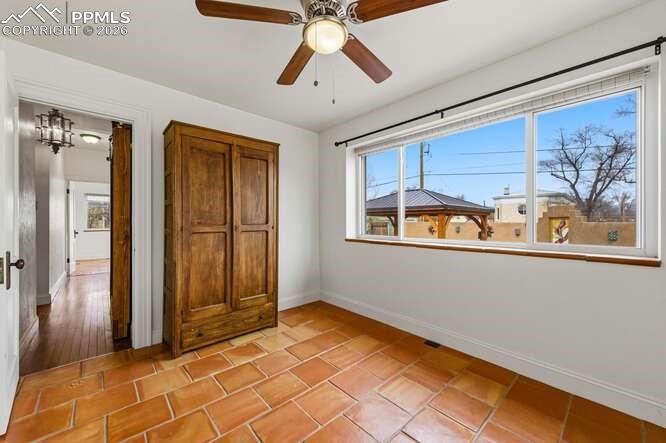 Image 29 of 50: Bedroom