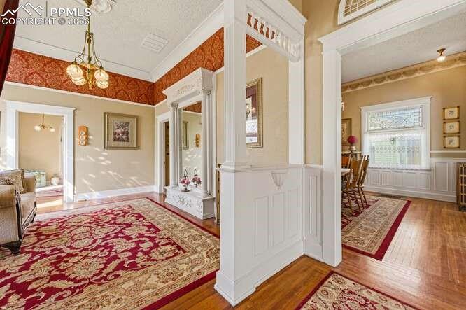 Image 32 of 50: Entry