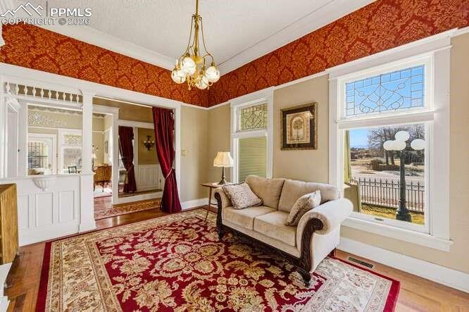 Image 33 of 50: Sitting Room