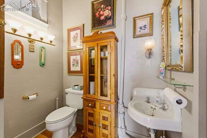 Image 35 of 50: Bathroom