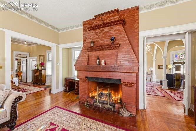 Image 36 of 50: Living Room