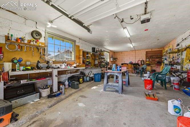 Image 41 of 50: Garage