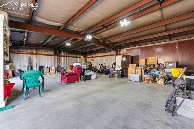 Image 44 of 50: Garage