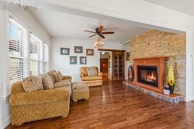 Image 6 of 50: Living Room