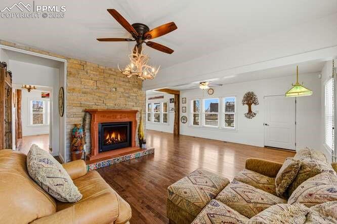 Image 7 of 50: Living Room