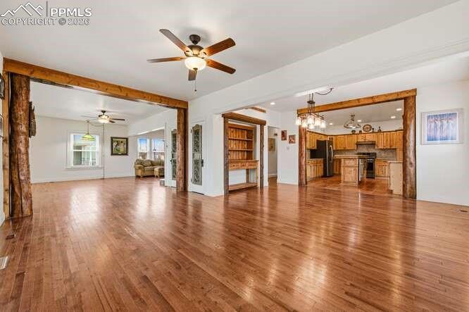 Image 8 of 50: Living Room