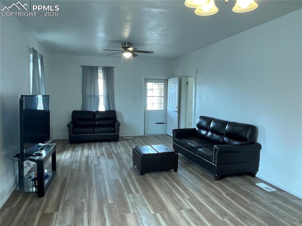 Image 11 of 31: Living Room