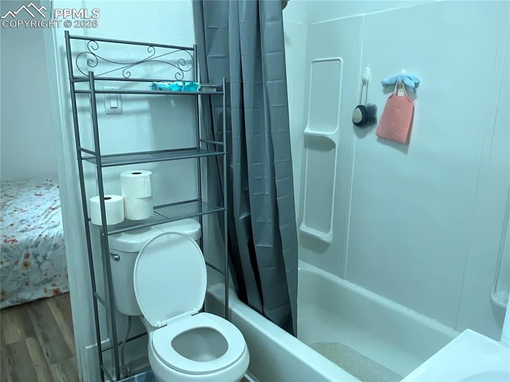 Image 16 of 31: Bathroom