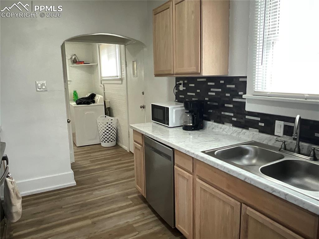 Image 8 of 31: Kitchen